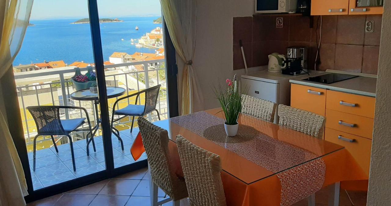 Apartment Pecarevic - A Holiday With A Stunning View Vis Luaran gambar