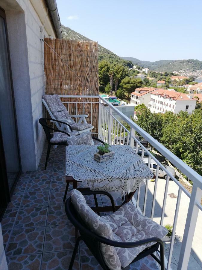 Apartment Pecarevic - A Holiday With A Stunning View Vis Luaran gambar